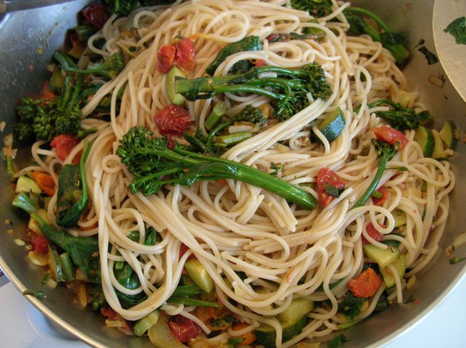 Mediterranean-style Rice Pasta with Vegetables